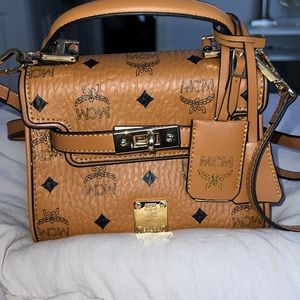AUTHENTIC MCM FRONT LOCK PETITE CROSSBODY
Details